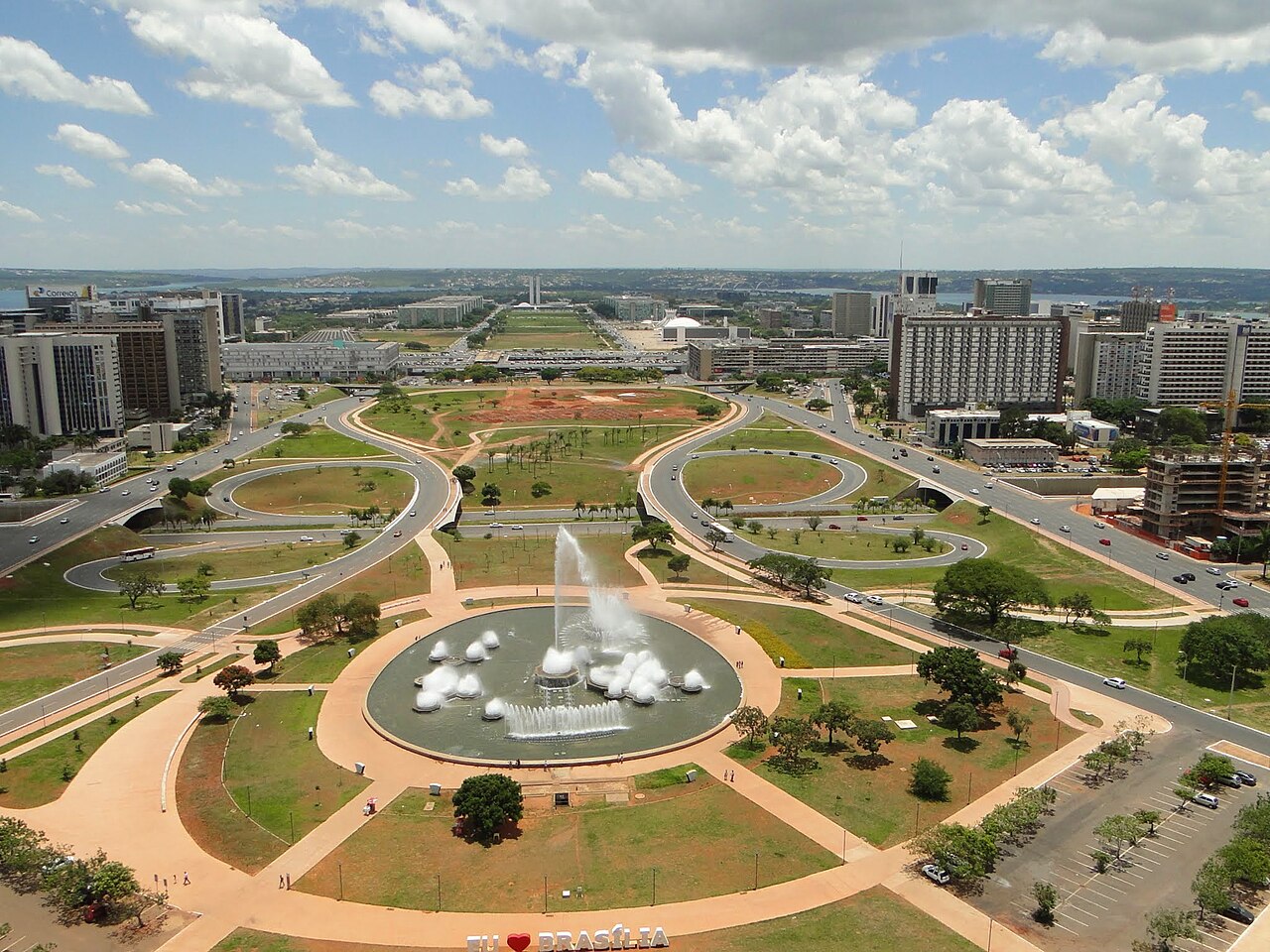 Vista aérea da região central de Brasília a partir da Torre de TV, com os setores centrais e o Congresso Nacional ao fundo